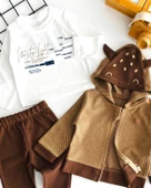 Neşeli Bebekler Kapüşonlu Hırkalı Armalı İki İp Kumaş Üçlü Takım Kahverengi thumbnail 4