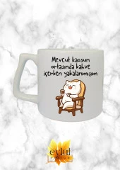 Kahve İçerken Yakalanmışım Yazılı Eğlenceli Özel Tasarım Baskılı Lüks Seramik Kupa Bardak - 1