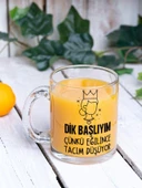 Dik Başlıyım Çünkü Eğilince Tacım Düşüyor Yazılı Eğlenceli Özel Tasarım Baskılı Cam Kupa Bardak - 1