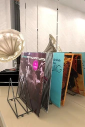 9 Bölmeli Üçgen Metal Kitaplık Organizer Masa Üstü Dergilik Plaklık Gazetelik Düzenleyici - 1