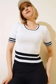 Oval Yaka Altı Çizgili Triko Body Beyaz thumbnail 1