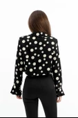 Omuzları Vatkalı Kolları Volanlı Puantiyeli Saten Gömlek - Siyah-Ekru thumbnail 4
