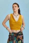 Lastikli Kolsuz Degaje Yaka Sarı Şık Crop Bluz - 3