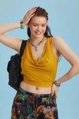 Lastikli Kolsuz Degaje Yaka Sarı Şık Crop Bluz - 2