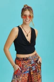 Lastikli Kolsuz Degaje Yaka Siyah Şık Crop Bluz - 2