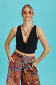 Lastikli Kolsuz Degaje Yaka Siyah Şık Crop Bluz - 1