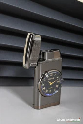 Silvio Monetti Siyah Özel Tasarım Kapaklı Saatli Model Gazlı Çakmak 24CSM807BMR04 thumbnail 4