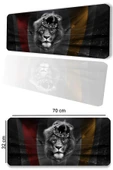 SonicTouch Aslan Kral Temalı Sarı Kırmızı Kaymaz Gaming Oyuncu Masaüstü Dikişsiz Siyah Klavye Mouse Pad 32x70Cm thumbnail 1
