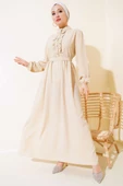Taş Düğmeli Fırfırlı Elbise Bej thumbnail 2