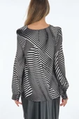 Perspective Minimalist Geometrik Desenli Uzun Kol Degaje Yaka Kadın Bluz thumbnail 7