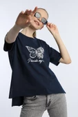 Kadın Kelebek Baskılı Oversize Tişört Lacivert thumbnail 2