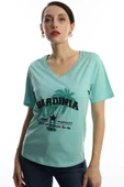 Kadın V Yaka Sardinia Baskılı Regular Fit Tişört Turkuaz thumbnail 1