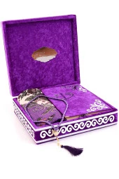 Kadife Kaplı Sandıklı Kişiye Özel Hediyelik Seccadeli Kuranı Kerim Seti Mor Renk thumbnail 2