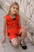 Kız Çocuk Düğme ve Cep Detaylı Kolsuz Yelek Penye Bluz Turuncu Şortlu Takım thumbnail 5
