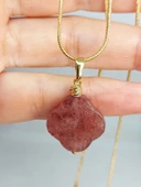 Çilek Kuvars Taşı Kolye Ucu Yonca Temalı Altın Kaplama Zincirli (49792) thumbnail 1