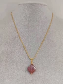 Çilek Kuvars Taşı Kolye Ucu Yonca Temalı Altın Kaplama Zincirli (49792) thumbnail 2