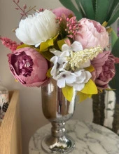 Nettenevime Yapay Çiçek Pastel Pudra Pembe Krem Şakayık Aranjmanı Gold Şamdan Vazolu Masa Üstü Çiçeği Arajman thumbnail 1