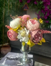 Nettenevime Yapay Çiçek Pastel Pudra Pembe Krem Şakayık Aranjmanı Gold Şamdan Vazolu Masa Üstü Çiçeği Arajman thumbnail 5