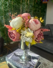 Nettenevime Yapay Çiçek Pastel Pudra Pembe Krem Şakayık Aranjmanı Gold Şamdan Vazolu Masa Üstü Çiçeği Arajman thumbnail 7