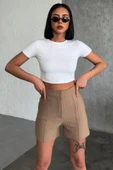 Zarif Ve Şıklığı Bir Arada Sunan Yüksek Bel Krep Esnek Çimalı Çizgili Şort Bej thumbnail 1
