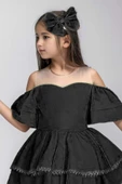 Kız Çocuk Düşük Omuzlu Transparan Yaka Eteği KatKat Dantel İşlemeli Kuyruk Detaylı Siyah Elbise thumbnail 3