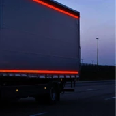 Tüvtürk Onaylı Belgeli Bant 5 Metre 5 cm Kırmızı Reflektörlü Reflektif Fosforlu Şerit Bant İkaz Bandı thumbnail 2