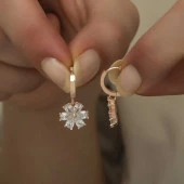 Gümüş Beyaz Çiçek Küpe thumbnail 4