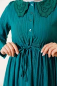 Yaka Dantelli Yarım Düğmeli Elbise Zümrüt thumbnail 4