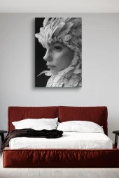 Kuş Tüyü Detaylı Siyah Beyaz Kız Portresi Yağlı Kanvas Tablo thumbnail 3