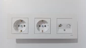 VİKO KARRE BEYAZ  3LÜ SET  NUMERİS (TELEFON PRİZİ ) + TOPRAKLI PRİZ + TOPRAKLI PRİZ - 1