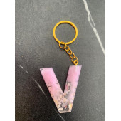 V Harfi Pembe Renk Epoksi ve Deniz Kabuğu Kırığı Süslemeli Gold Halka Anahtarlık El Yapımı Hediyelik - 2