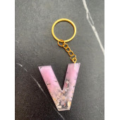 V Harfi Pembe Renk Epoksi ve Deniz Kabuğu Kırığı Süslemeli Gold Halka Anahtarlık El Yapımı Hediyelik - 3