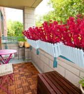 Nettenevime Yapay Çiçek Beyaz Çit Balkon Saksısı Fuşya Bahardalı 55*20cm thumbnail 3