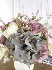 Nettenevime Yapay Çiçek Aranjmanı Metal Gold-Krem Vazolu Nişan Çiçeği İsteme Çiçeği Masa Üstü Çiçeği Arajman thumbnail 4