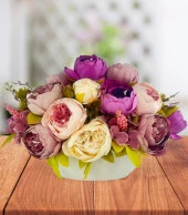 Nettenevime Yapay Çiçek Aranjmanı Gondol Vazoda Mor Pudra Pembe Tonlarında Marsilya Gülü Şakayık Çiçekleri - 1