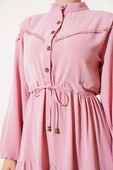 Önü Yarım Düğmeli Kat Kat Elbise Pudra thumbnail 4