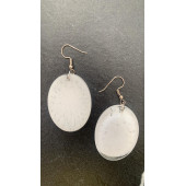 Geniş Oval Şekilli Beyaz Renkli Ebruli Gece Yeşil Neon Olan Parlak Küpe Epoksi El Yapımı Hediyelik thumbnail 1