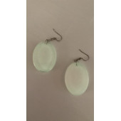 Geniş Oval Şekilli Beyaz Renkli Ebruli Gece Yeşil Neon Olan Parlak Küpe Epoksi El Yapımı Hediyelik thumbnail 5