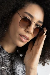 Kırmızı Metal Çerçeveli Yuvarlak Kadın Güneş Gözlüğü thumbnail 1