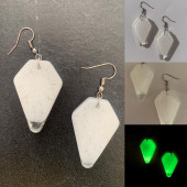 Beşgen Şekilli Beyaz Renkli Ebruli Gece Yeşil Neon Olan Parlak Küpe Epoksi El Yapımı Hediyelik thumbnail 1