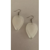 Damla Şekilli Beyaz Renkli Ebruli Gece Yeşil Neon Olan Parlak Küpe Epoksi El Yapımı Hediyelik thumbnail 6