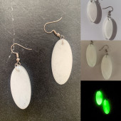 Oval Şekilli Beyaz Renkli Ebruli Gece Yeşil Neon Olan Parlak Küpe Epoksi El Yapımı Hediyelik - 1