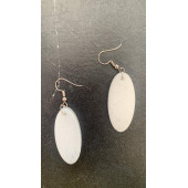 Oval Şekilli Beyaz Renkli Ebruli Gece Yeşil Neon Olan Parlak Küpe Epoksi El Yapımı Hediyelik - 2