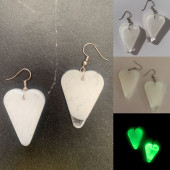 Kalp Şekilli Beyaz Renkli Ebruli Gece Yeşil Neon Olan Parlak Küpe Epoksi El Yapımı Hediyelik - 7