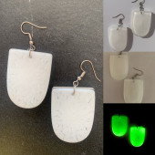 Oval Çerçeve Şekilli Beyaz Renkli Ebruli Gece Yeşil Neon Olan Parlak Küpe Epoksi El Yapımı Hediyelik thumbnail 1