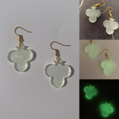 Şeffaf Renk Gece Yeşil Neon Olan İskambilde Sinek Şekilli Küpe Epoksi El Yapımı Hediyelik - 1