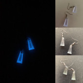 Şeffaf Renk Gece Mavi Neon Olan Piramit Şekilli Gümüş Aksesuarlı Küpe Epoksi El Yapımı Hediyelik thumbnail 2