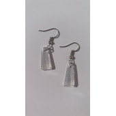 Şeffaf Renkli Beyaz Sedefli Parlak Gümüş Aksesuarlı Piramit Şekil Sallantılı Epoksi Küpe Hediyelik thumbnail 1