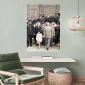 Mustafa Kemal Atatürk ve Manevi Kızı Merkez Veznesi Önünde Kendinden Yapışkanlı Duvar Sticker 50x70 cm - 1