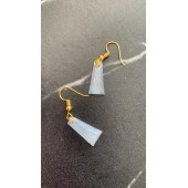 Şeffaf Renkli Beyaz Sedefli Parlak Gold Aksesuarlı Piramit Şekil Sallantılı Epoksi Küpe Hediyelik thumbnail 1